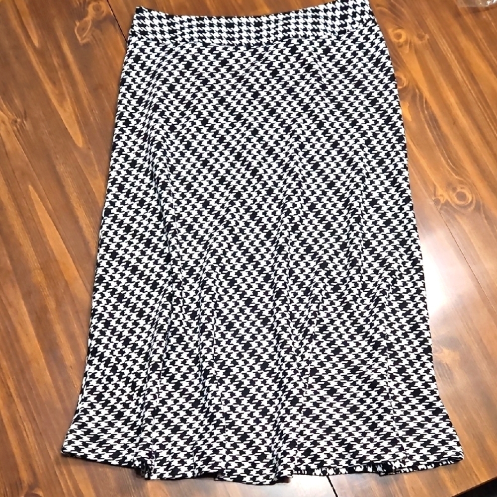 Classic Black and White Houndstooth Skirt